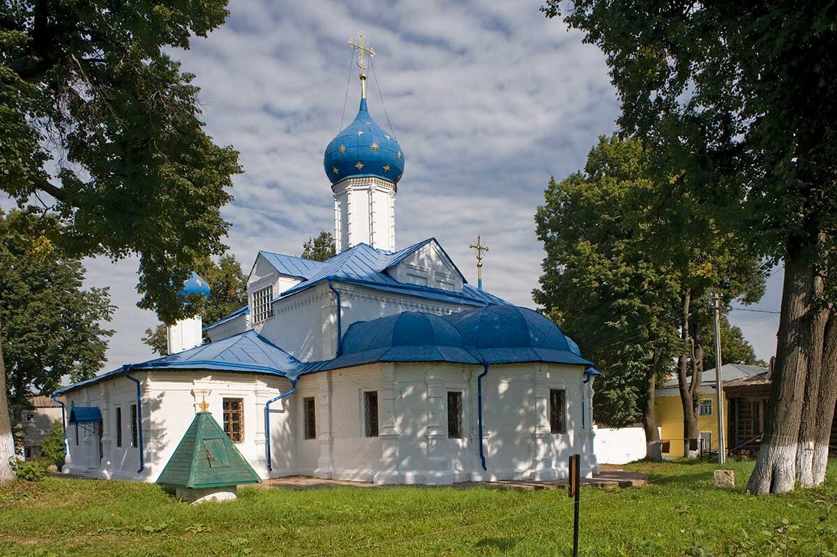 Monastère Saint-Théodore. Chapelle de l’icône du Miracle de la Mère de Dieu de l’Incarnation attenante à l’église de la Présentation de Jésus au Temple. Façade sud-est. Photographie de William Brumfield. 21 août 2013.