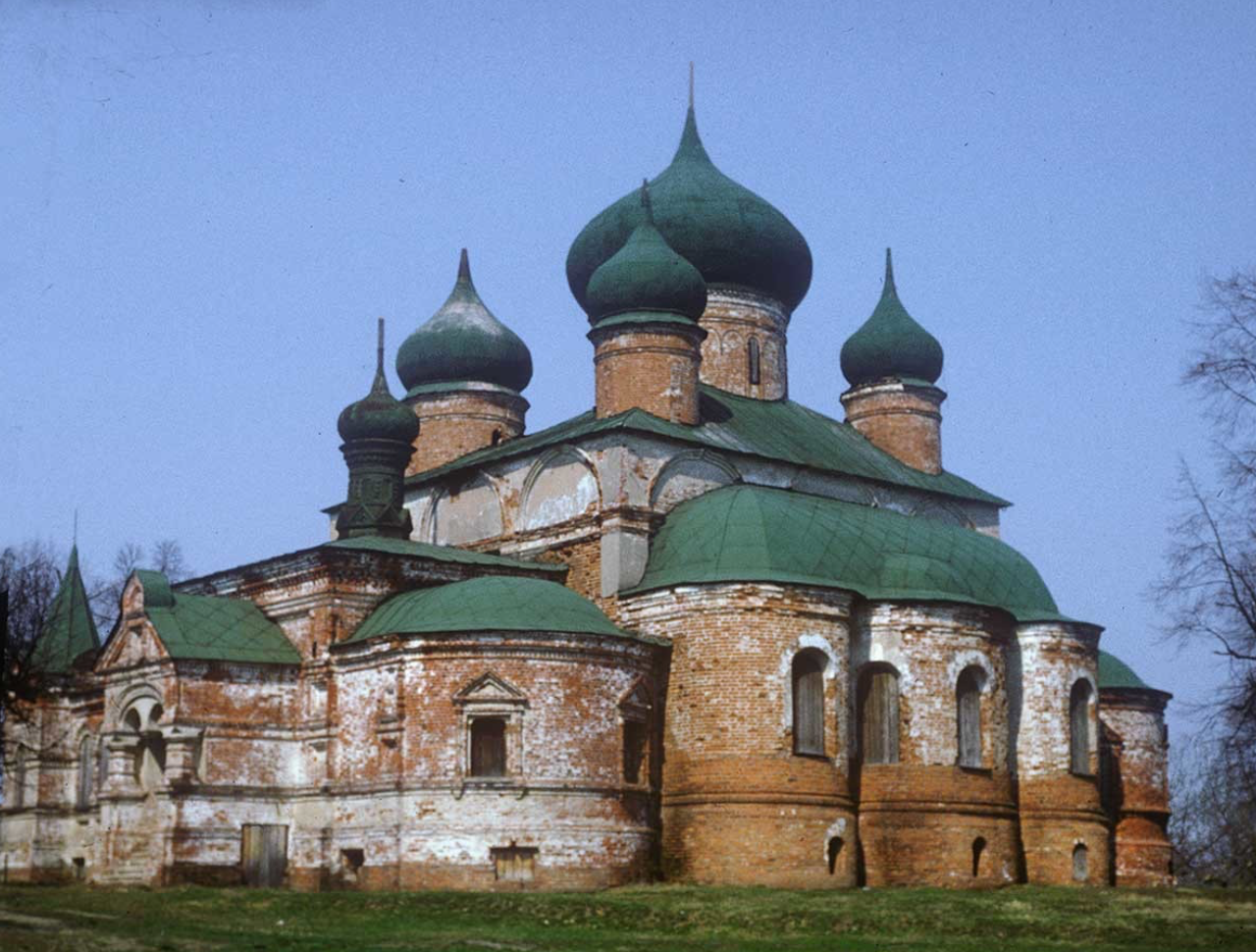 Monastère Saint-Théodore. Eglise Saint-Théodore avant rénovation, façade sud-est. Photographie de William Brumfield. 28 avril 1980.