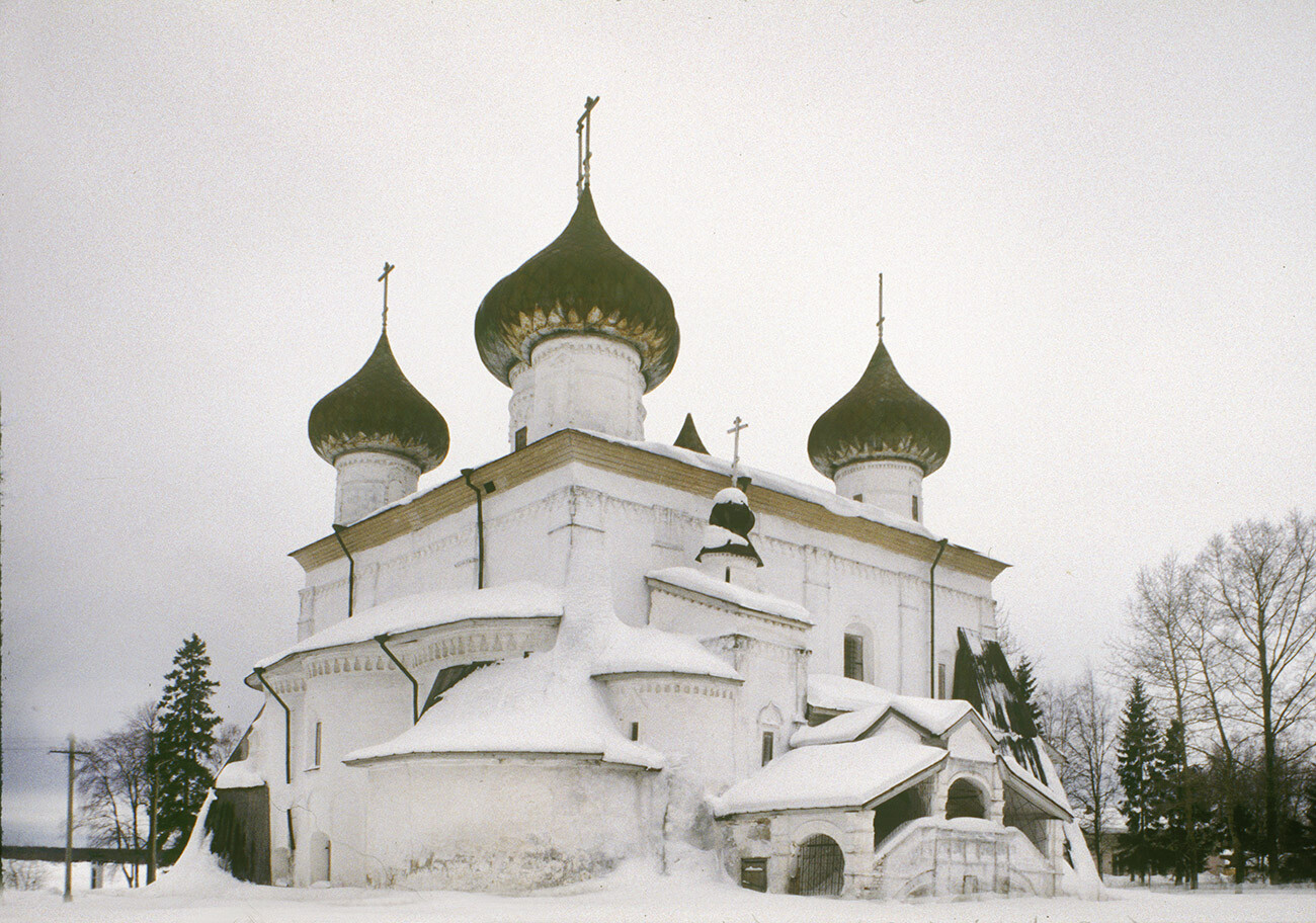 Église de la Nativité-du-Christ, façade nord-est. Photographie de William Brumfield. 27 février 1998.