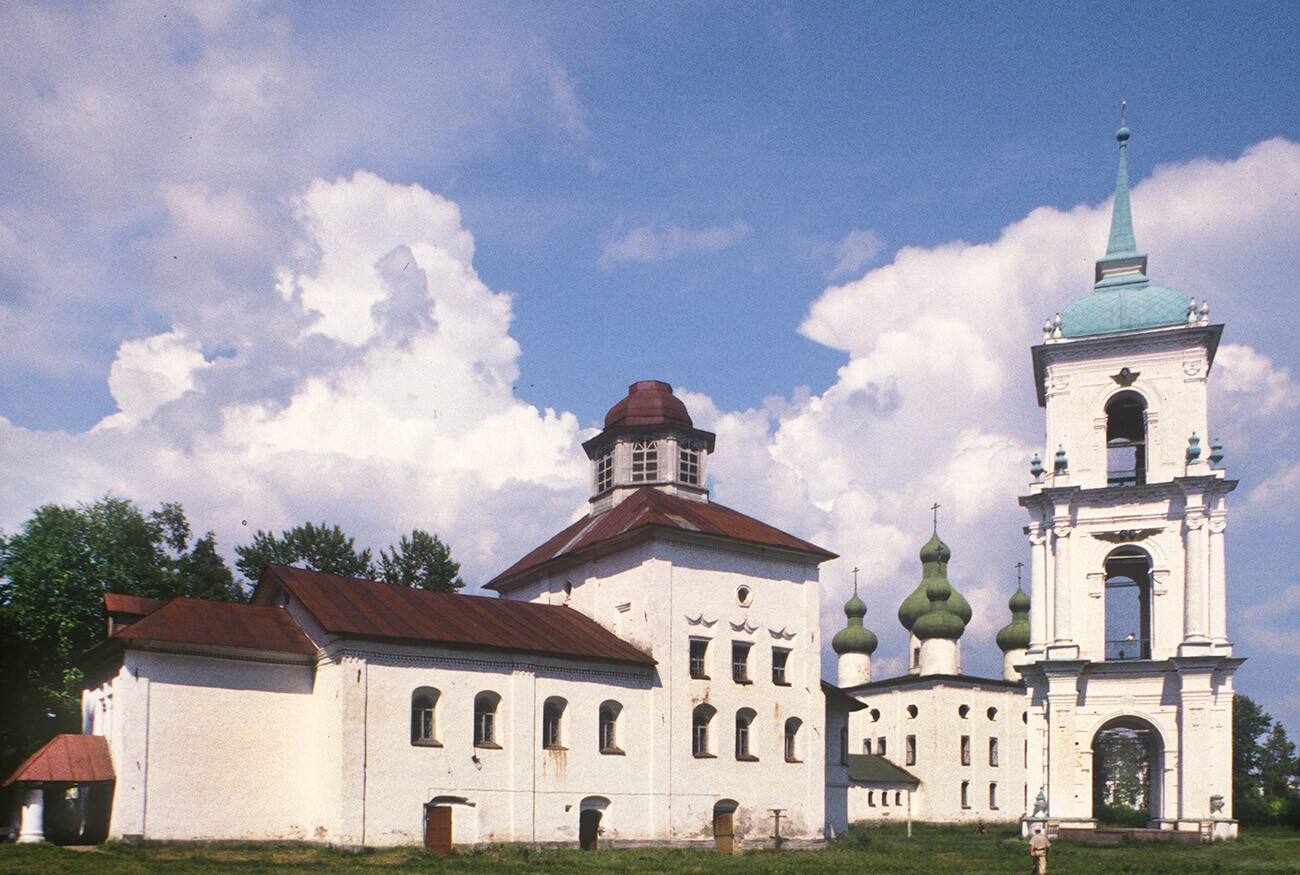 Place des Églises. Église de la Présentation-de-Jésus-au-Temple, façade sud-ouest. En arrière-plan : église de la Nativité-de-Saint-Jean-Baptiste et clocher-tour. Photographie de William Brumfield. 1er juillet 1999.