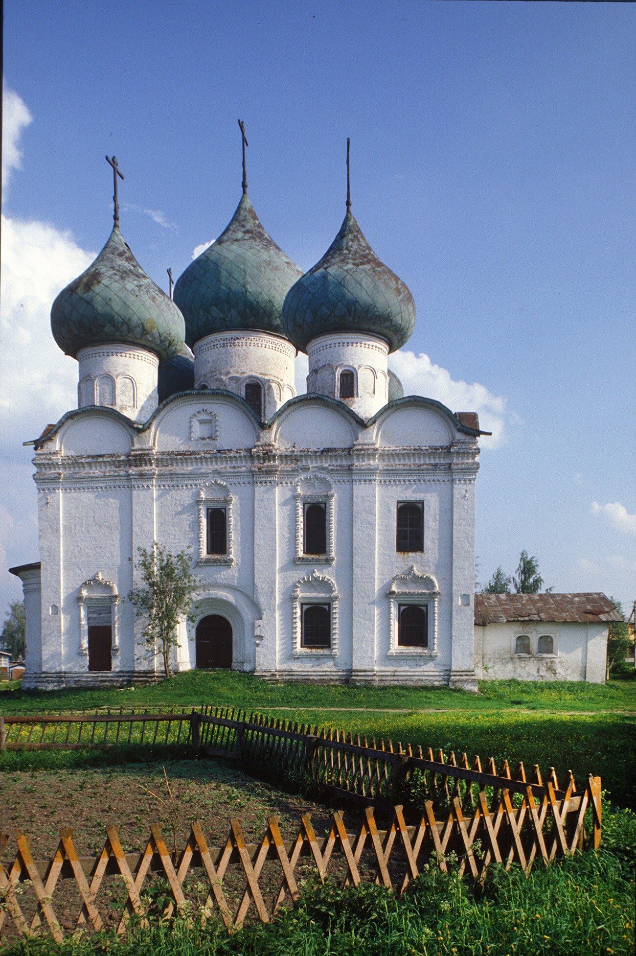 Église de la Résurrection (fin XVIIe siècle), façade nord. Photographie de William Brumfield. 16 juin 1998.