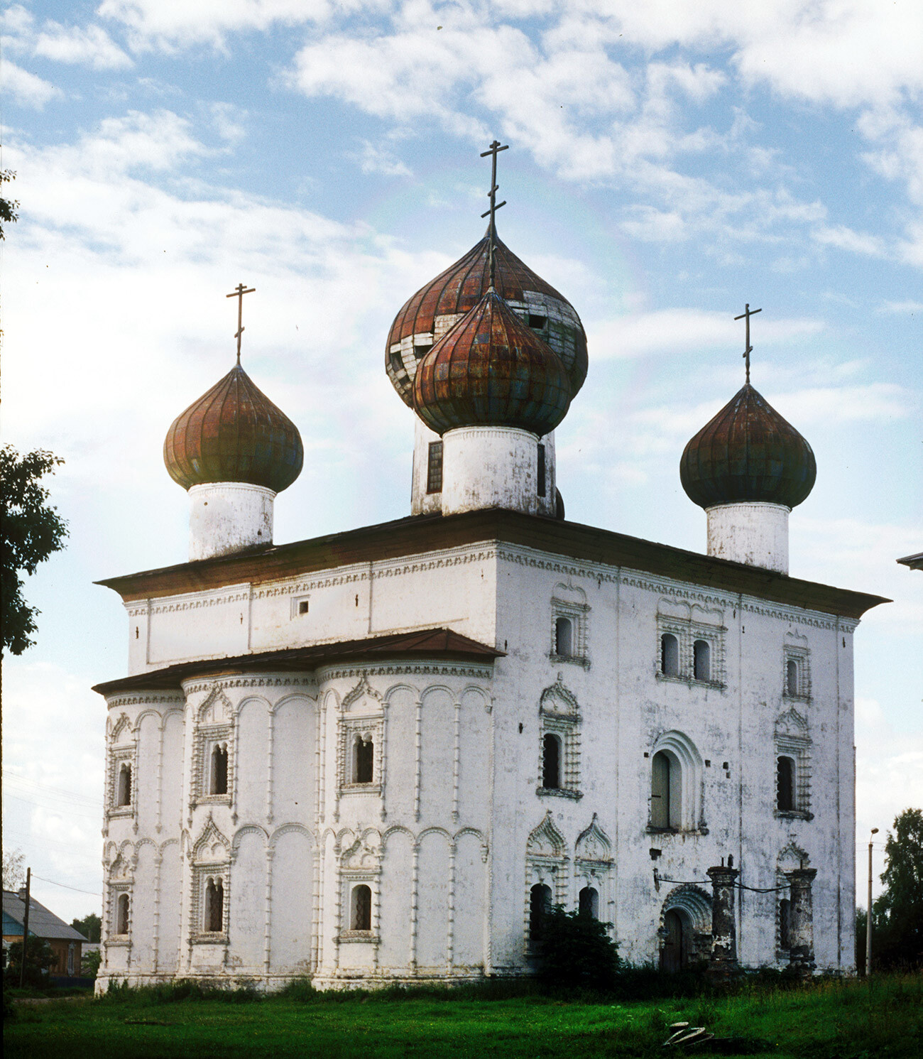 Église de l’Annonciation, façade nord-est. Érigée entre 1692 et 1729 sur l’ancienne Place du Commerce en pierre blanche de la région. Photographie de William Brumfield. 28 juillet 1998.