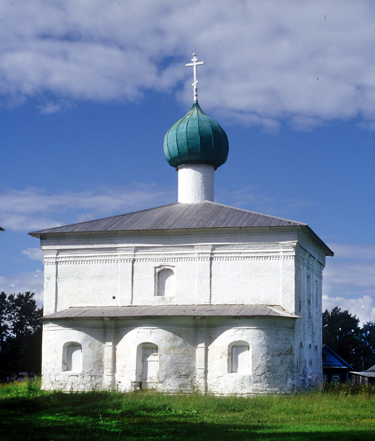 Église Saint-Nicolas (1741), façade est. Photographie de William Brumfield. 28 juillet 1998.