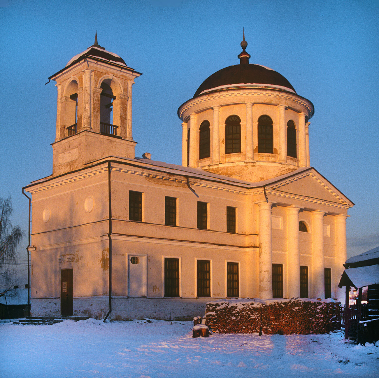 Église des Saints-Zosime-et-Sabbatios des îles Solovki (1819), façade sud-ouest. Photographie de William Brumfield. 25 novembre 1999.