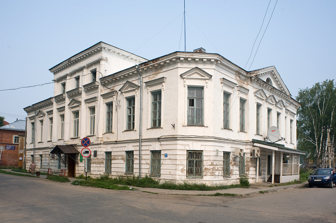 Bâtiment administratif (XIXe siècle), rue Pobedy, 12. Photographie de William Brumfield. 9 août 2010.