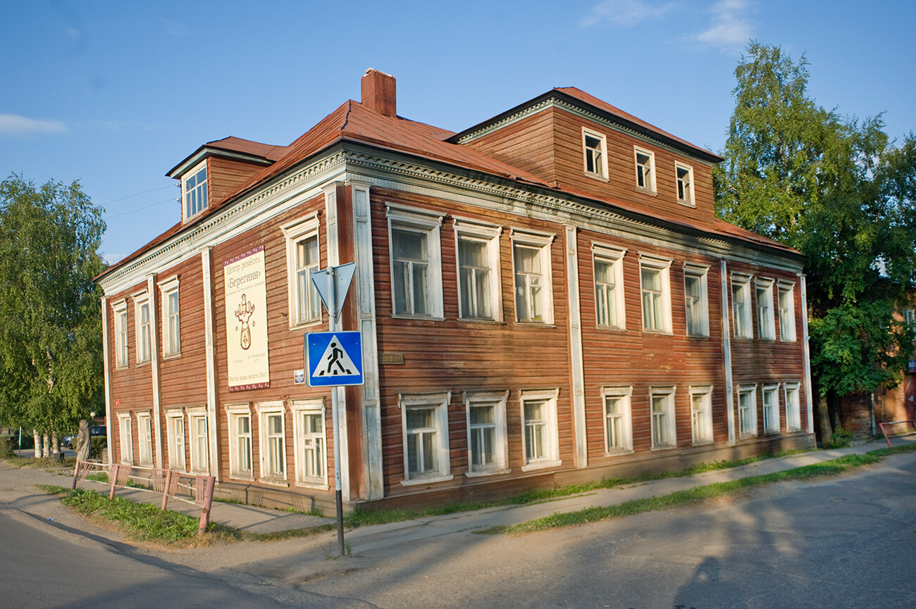 Maison en bois (XIXe siècle), à l’intersection entre Oktiabrski prospekt et rue Pobedy. Photographie de William Brumfield. 12 août 2014.