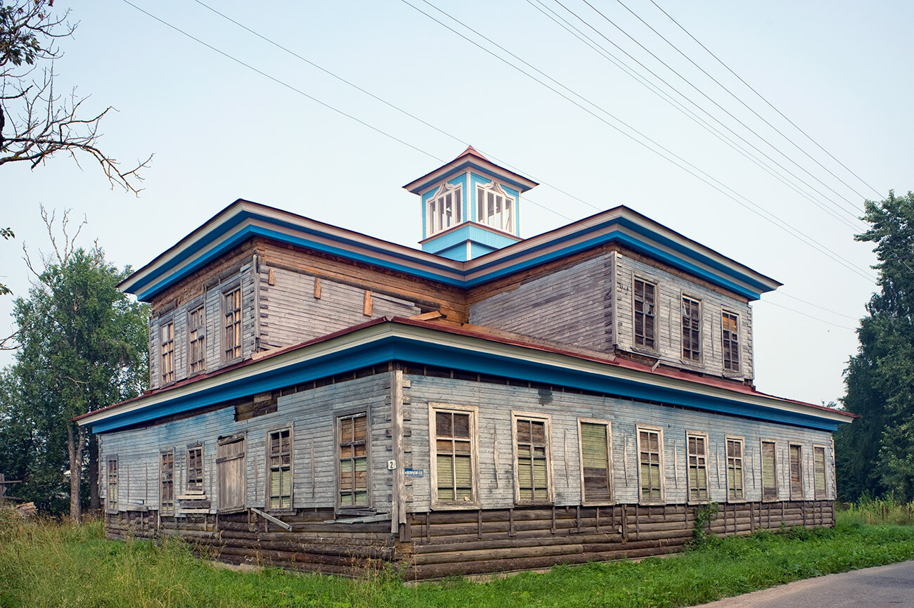 Maison d’Andreas Vager (XIXe siècle), Oktiabrski prospekt, 29. Le bardage en bois de la partie inférieure du bâtiment a été retiré pour révéler la structure d’origine en rondin. Photographie de William Brumfield. 9 août 2010.