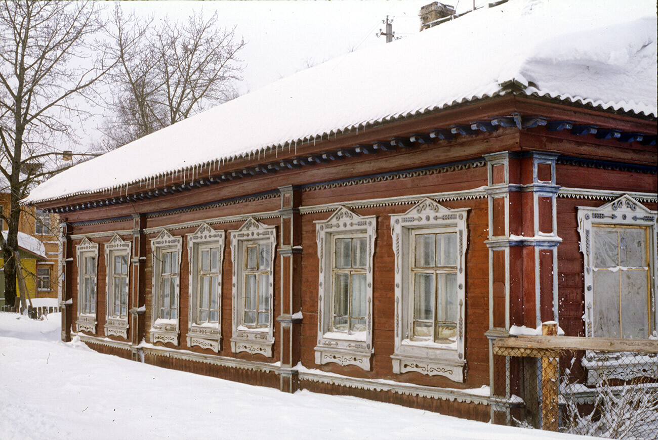 Maison en bois avec des chambranles décoratifs (fin XIXe siècle), rue Zavodskaïa, 3. Photographie de William Brumfield. 27 février 1998.