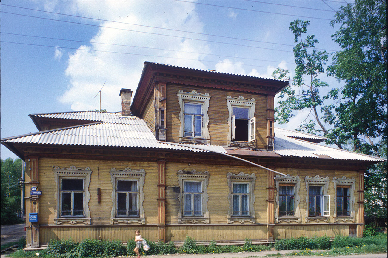 Maison des Mokïev (fin XIXe siècle), Oktiabrski prospekt, 43. Photographie de William Brumfield. 15 juin 1998.