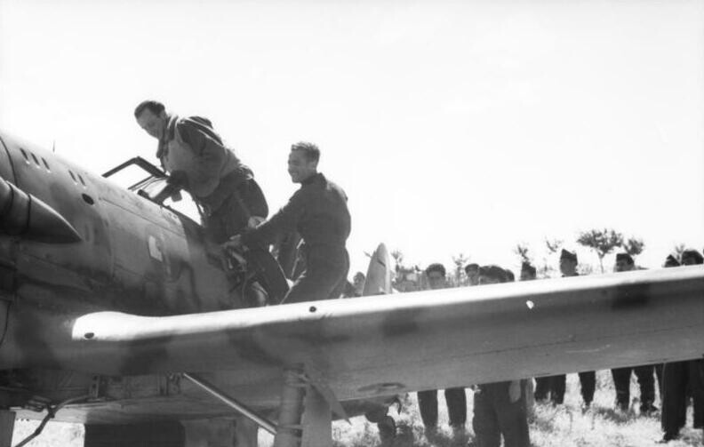 Piloto subiendo a su Macchi C.202