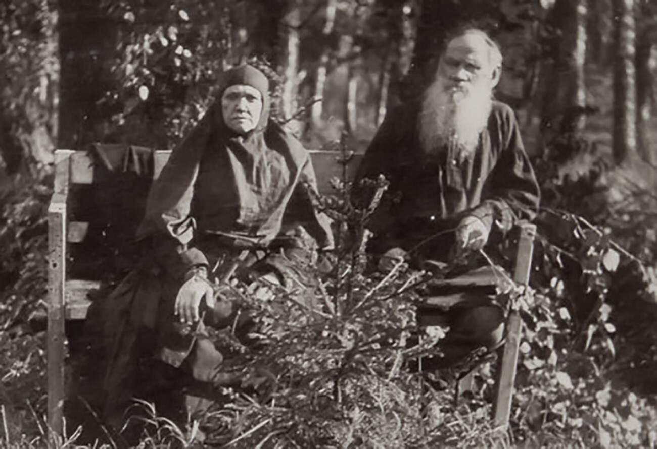 Lev Tolstói junto a su hermana.