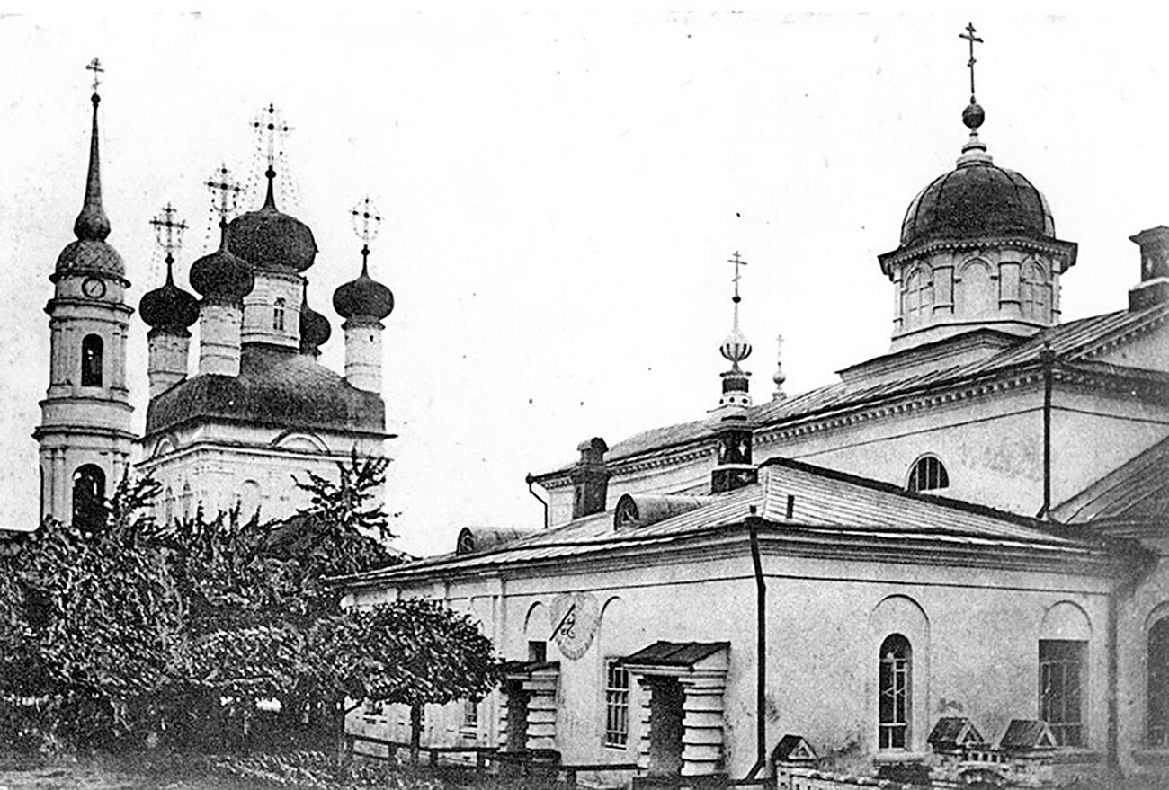 Monasterio Óptina pustin al que el escritor acudía con frecuencia.