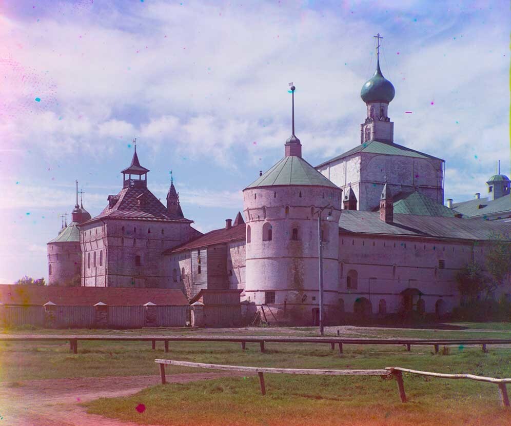 Rostov-la-Grande. Cour du Métropolite, mur d’enceinte est, vue sud-est. De gauche à droite : tour de guet sud-ouest, tour du Jardin, église du Saint-Sauveur-sur-le-Porche, tour de guet sud-est. Été 1911