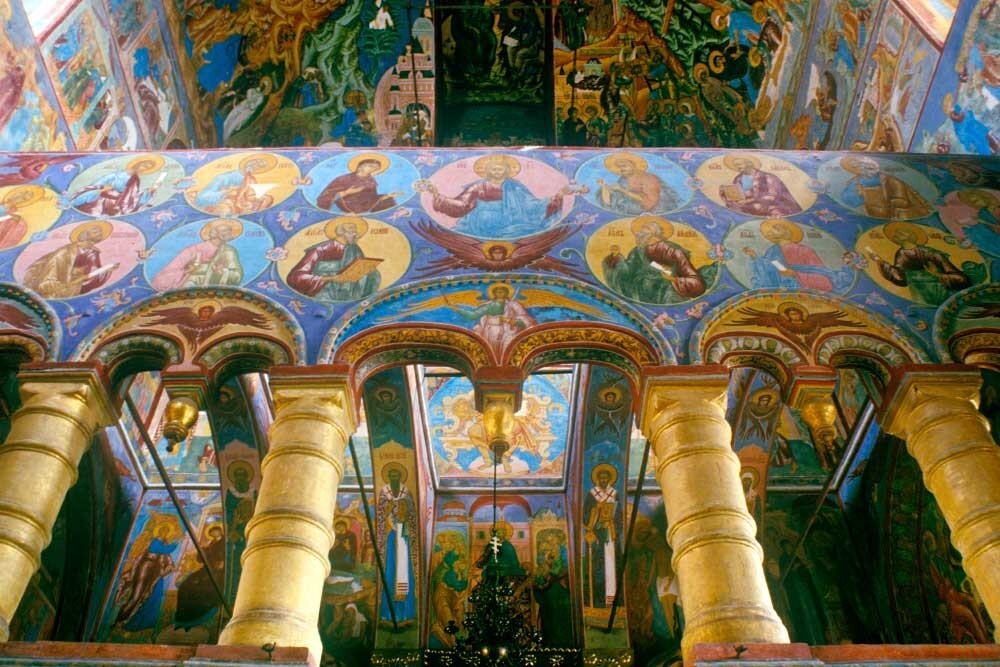 Intérieur de l’église du Saint-Sauveur-sur-le-Porche. Vue sur le mur est, solea de l’arcade avec la rangée d’une fresque de médaillons représentant les apôtres et la déisis avec le Christ au centre. 29 juillet 1997