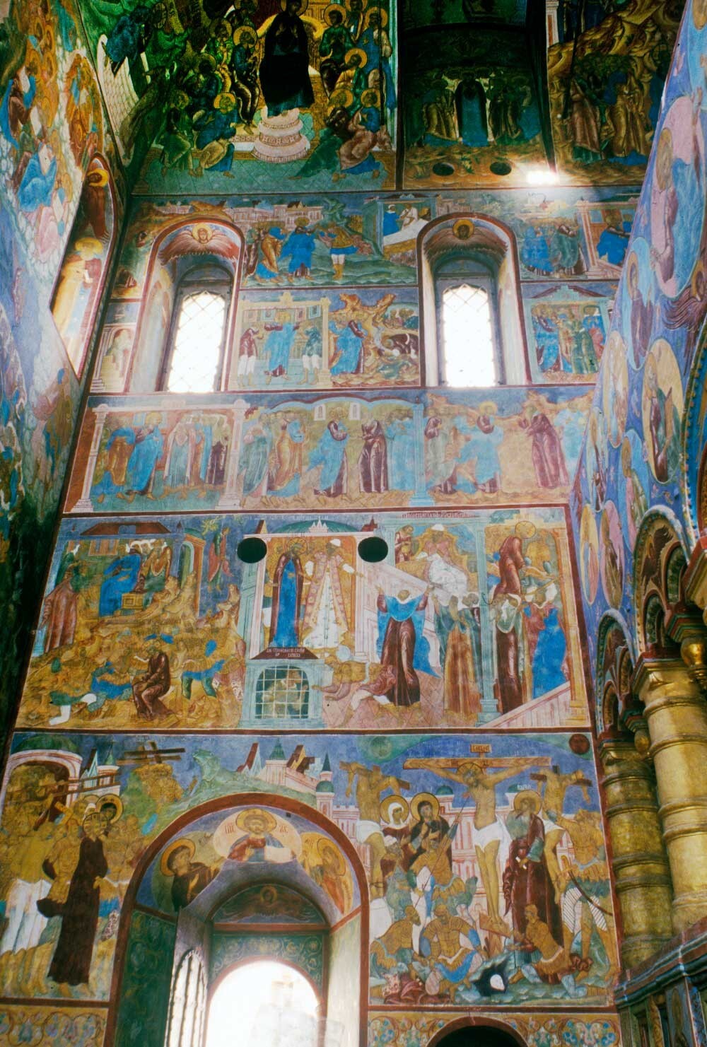 Intérieur de l’église du Saint-Sauveur-sur-le-Porche. Fresques du mur nord représentant la Passion du Christ et la Crucifixion sur les registres inférieurs. 29 juillet 1997