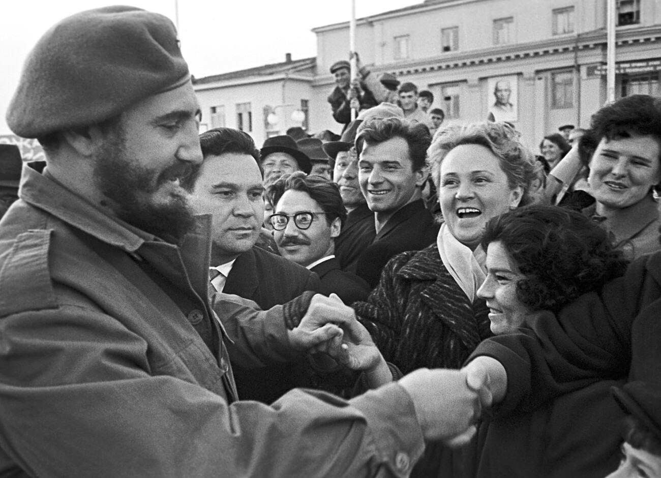 Fidel Castro saluda a la gente en las calles de Irkutsk. 