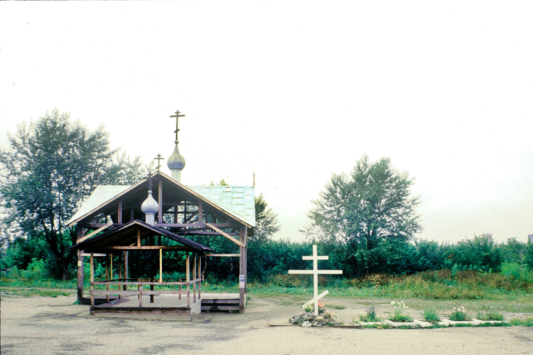 Croix orthodoxe russe et auvent de la chapelle provisoire sur le site de la maison Ipatiev (désormais site de l’église de Tous-les-Saints). 25 août 1999