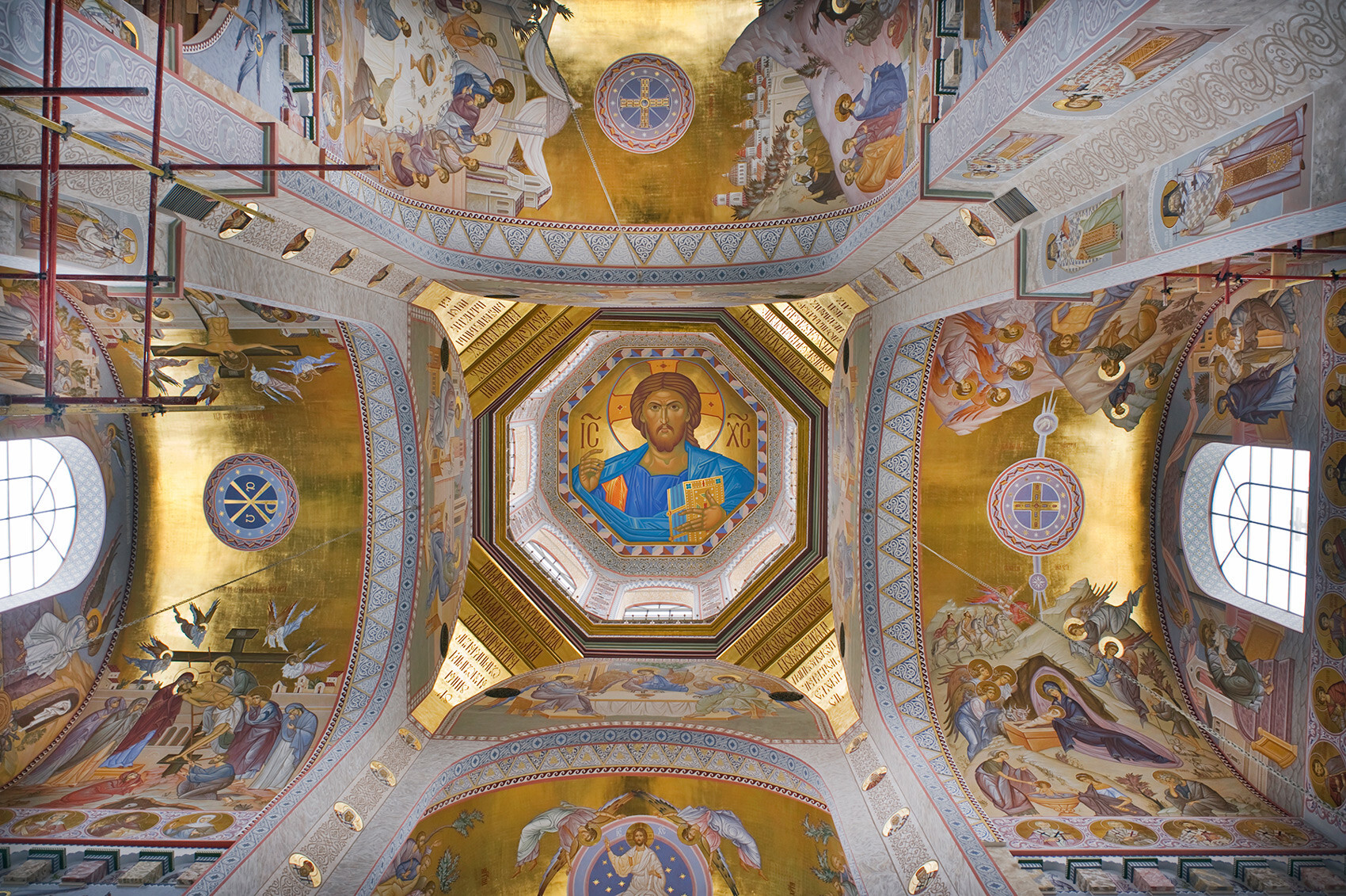 Intérieur de l’église de Tous-les-Saints. Représentation du Christ Pantocrator à l’intérieur de la coupole centrale. 3 avril 2017