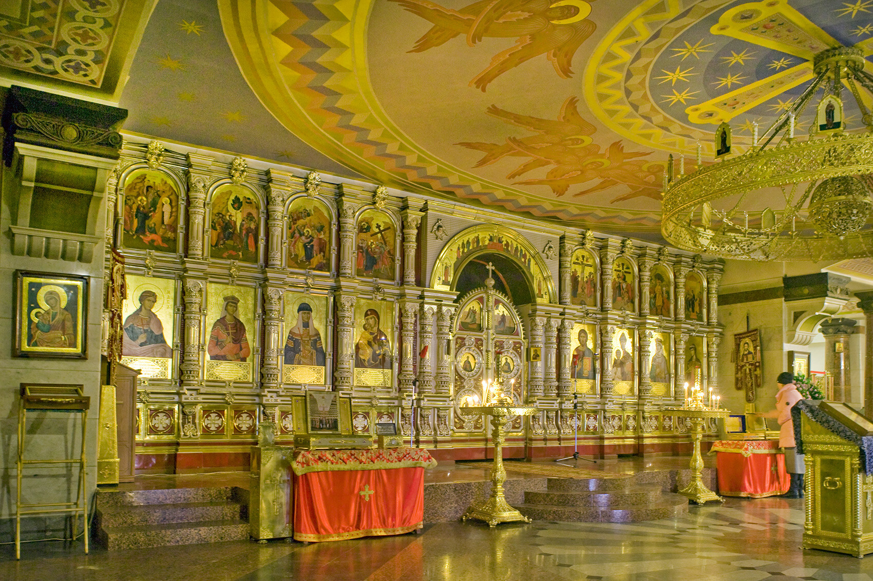 Intérieur de l’église de Tous-les-Saints. Niveau inférieur dédié aux nouveaux martyrs et témoins de l’Église orthodoxe russe. 3 avril 2017