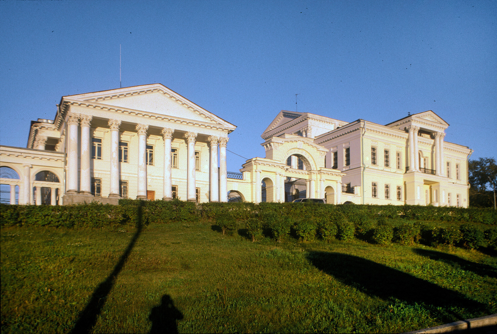 Palais Kharitonov, façade latérale. Vue depuis la rue Karl Liebknecht. 27 août 1999