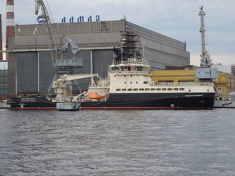 El Evpati Kolovrat siendo equipado en la empresa de construcción naval Almaz el 12 de junio de 2022.