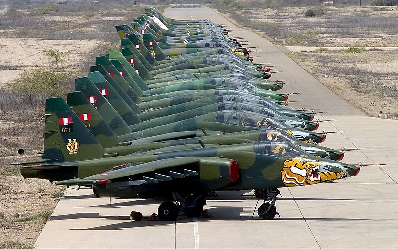 Alineación de los Sujói Su-25 de la Fuerza Aérea del Perú en Talara - El Pato