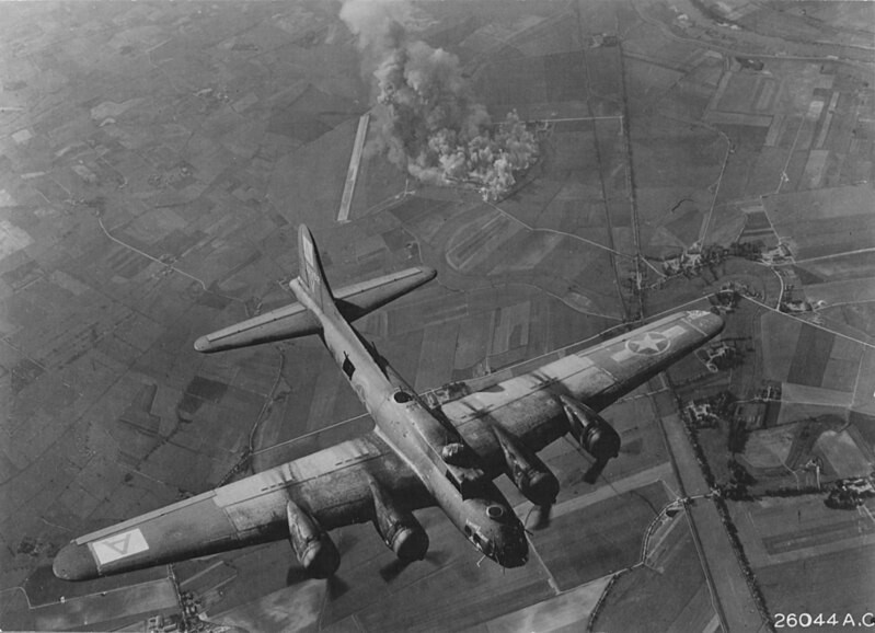 Un bombardero americano B-17 ataca la fábrica de Focke Wulf en Marienburgo (hoy Malbork, Polonia)