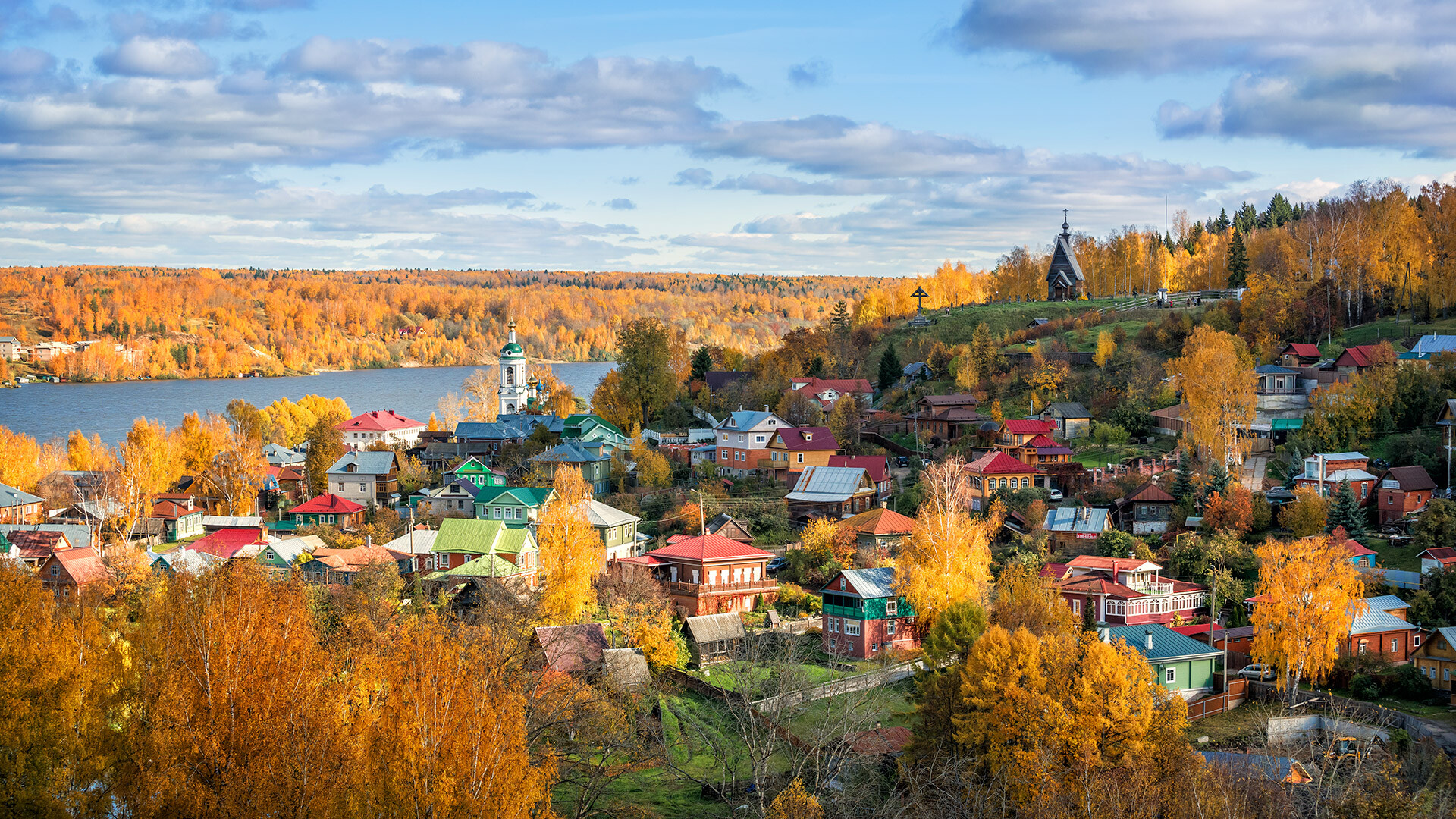 View of the houses of Plyos, Mount Levitan and the Volga River from the height of Cathedral Mountain.