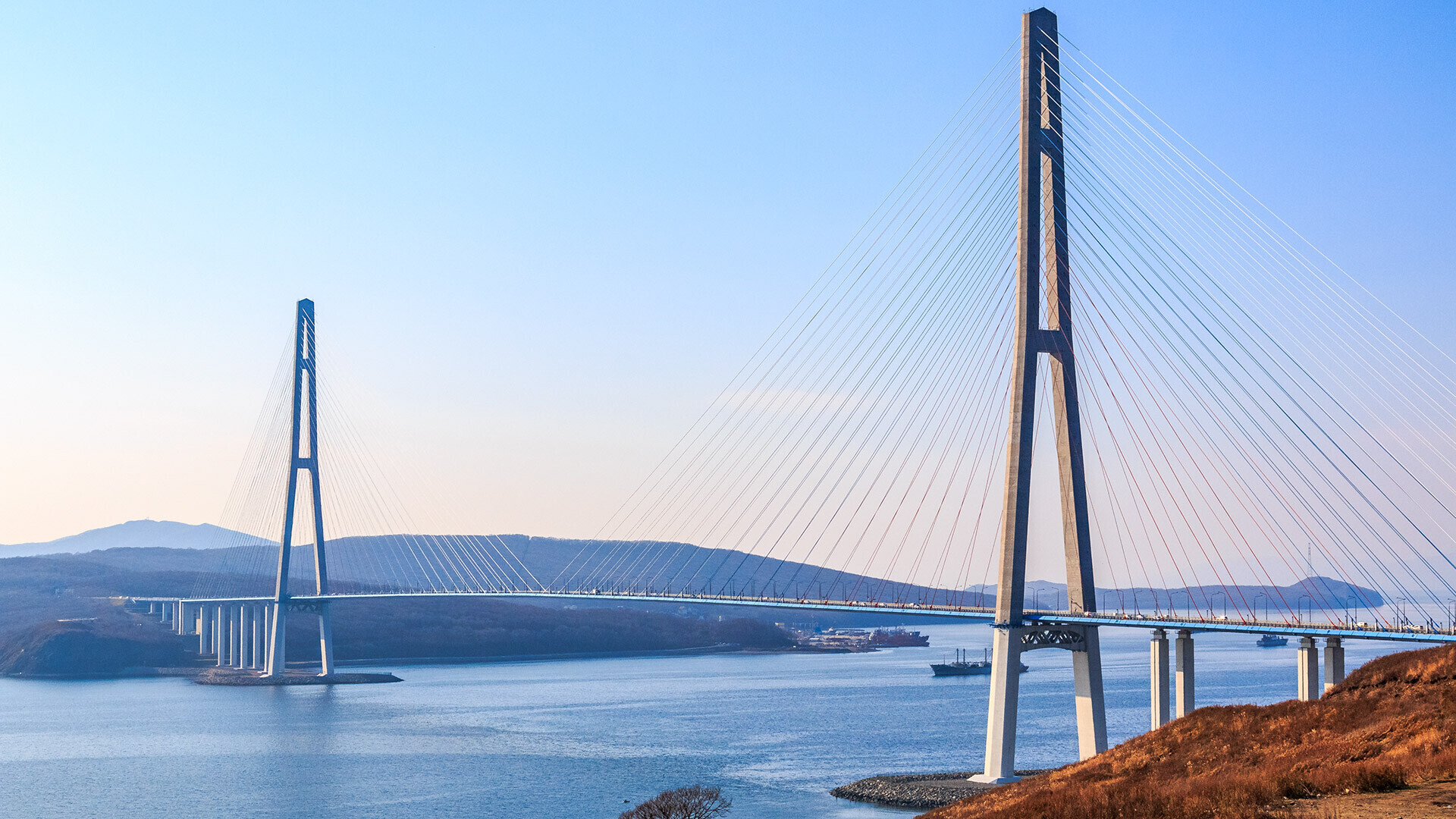 Ponte suspensa que liga o continente da cidade de Vladivostok, no Extremo Oriente, à ilha Russki, através do Estreito de Bósforo Oriental.