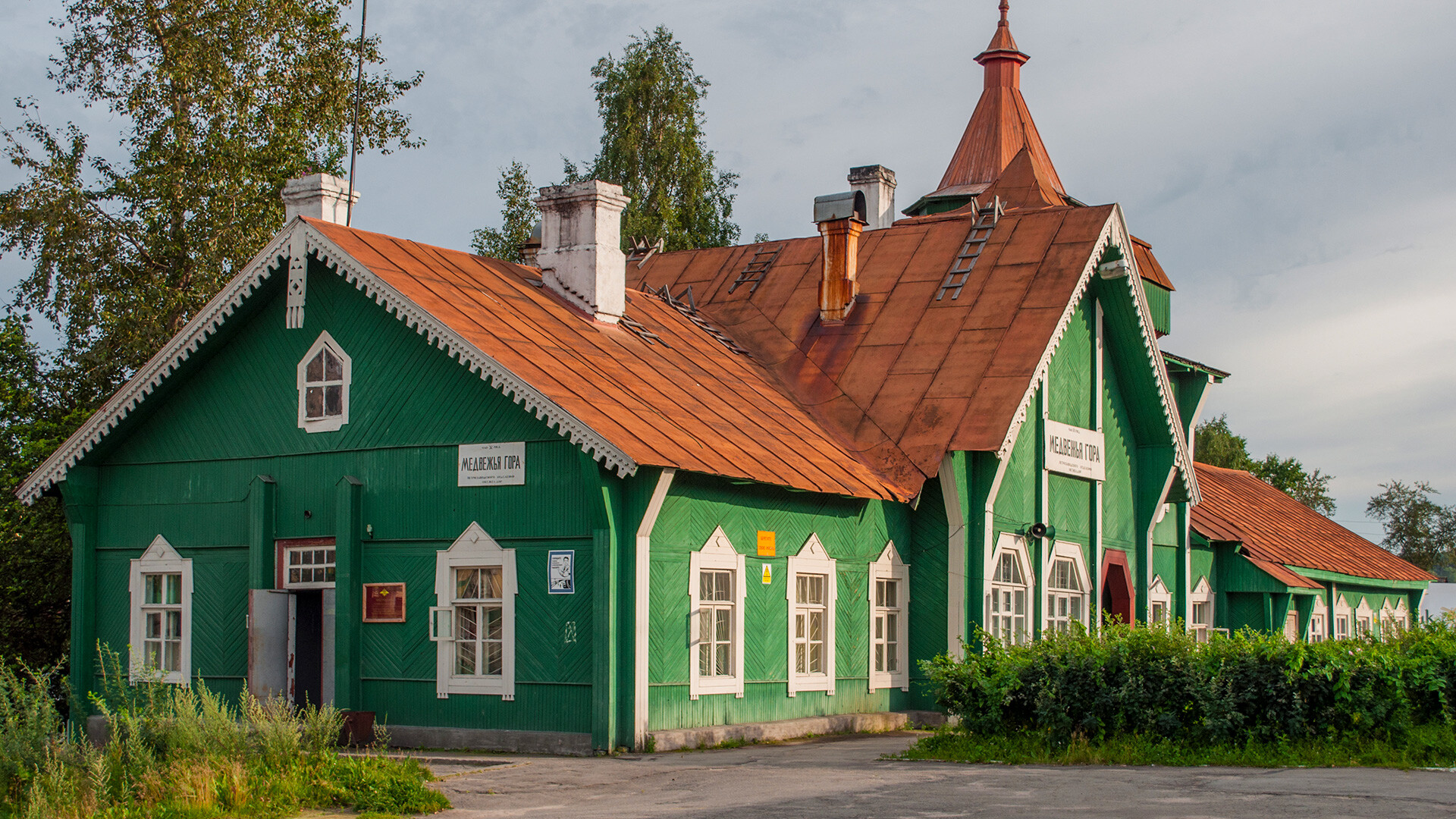 A building of a railway station in Medvezhegorsk.