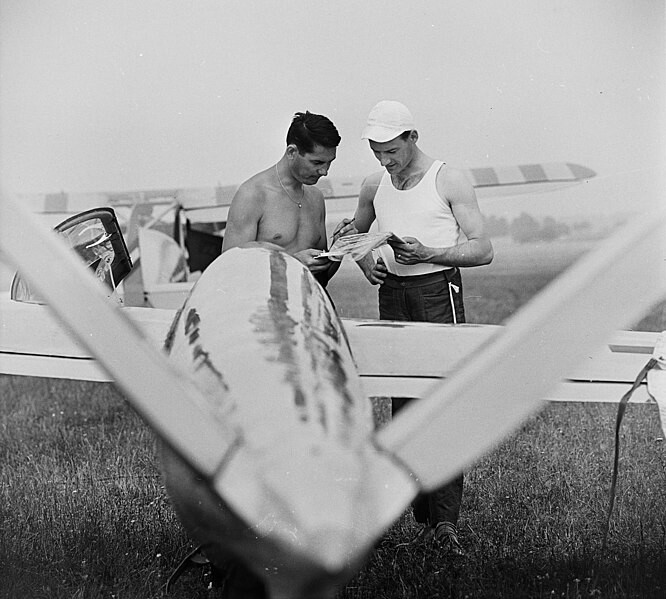 Los pilotos húngaros Kornél Tury y György Petróczy, junto a un An-15.