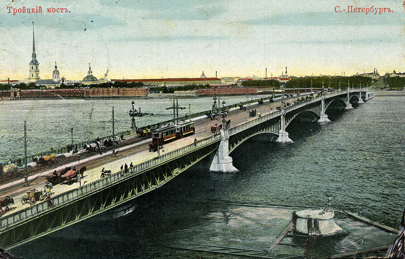 Vistas al Puente de la Trinidad en San Petersburgo. Una postal antigua.