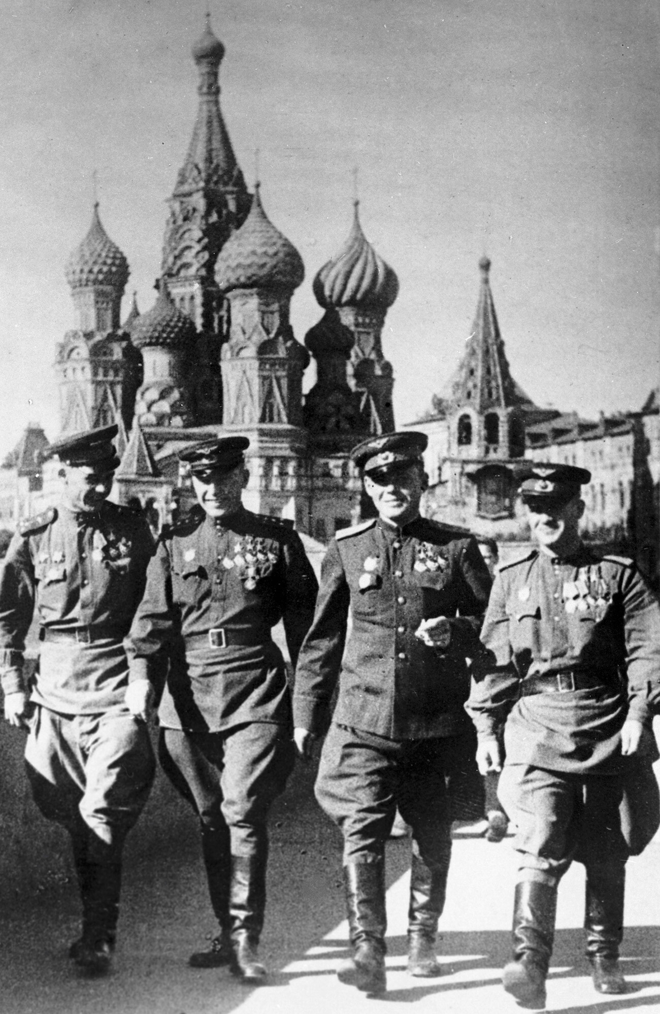 Héroes de la Unión Soviética y pilotos Alexander Pokrishkin (segundo a la izquierda), Grigori Rechkalov (centro) y Nikolái Gulayev (derecha) en la Plaza Roja de Moscú.
