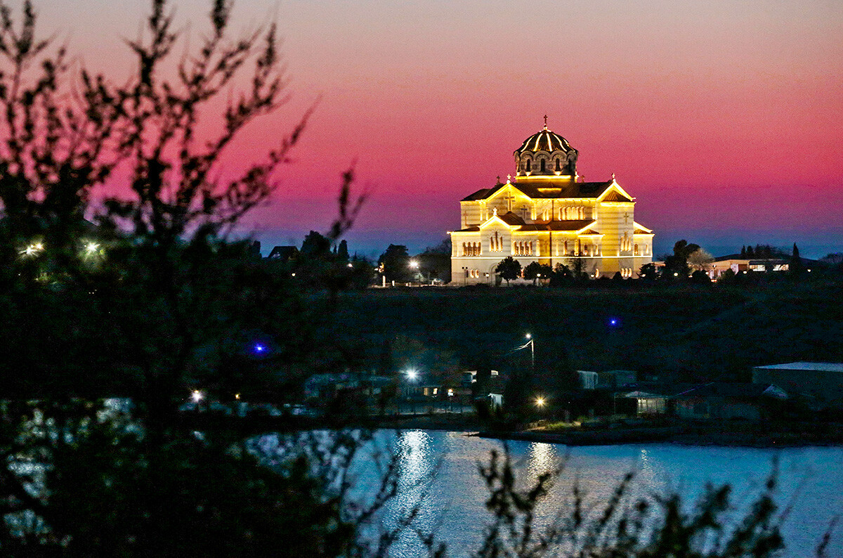 Vista da Catedral de São Vladímir na Baía de Karantinnaia (de Quarentena) em Sevastopol.