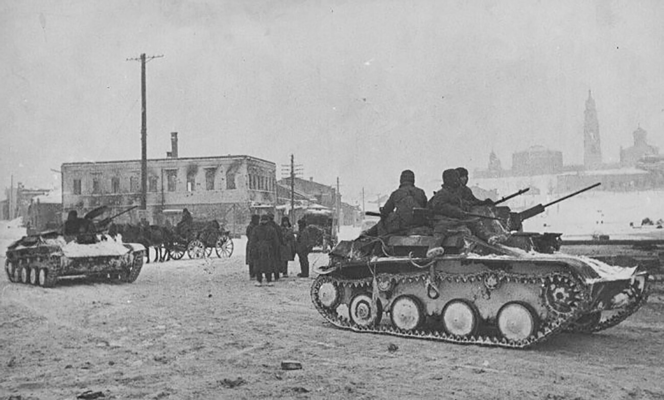 Tanques soviéticos T-60 en Volokolamsk, cerca de Moscú.