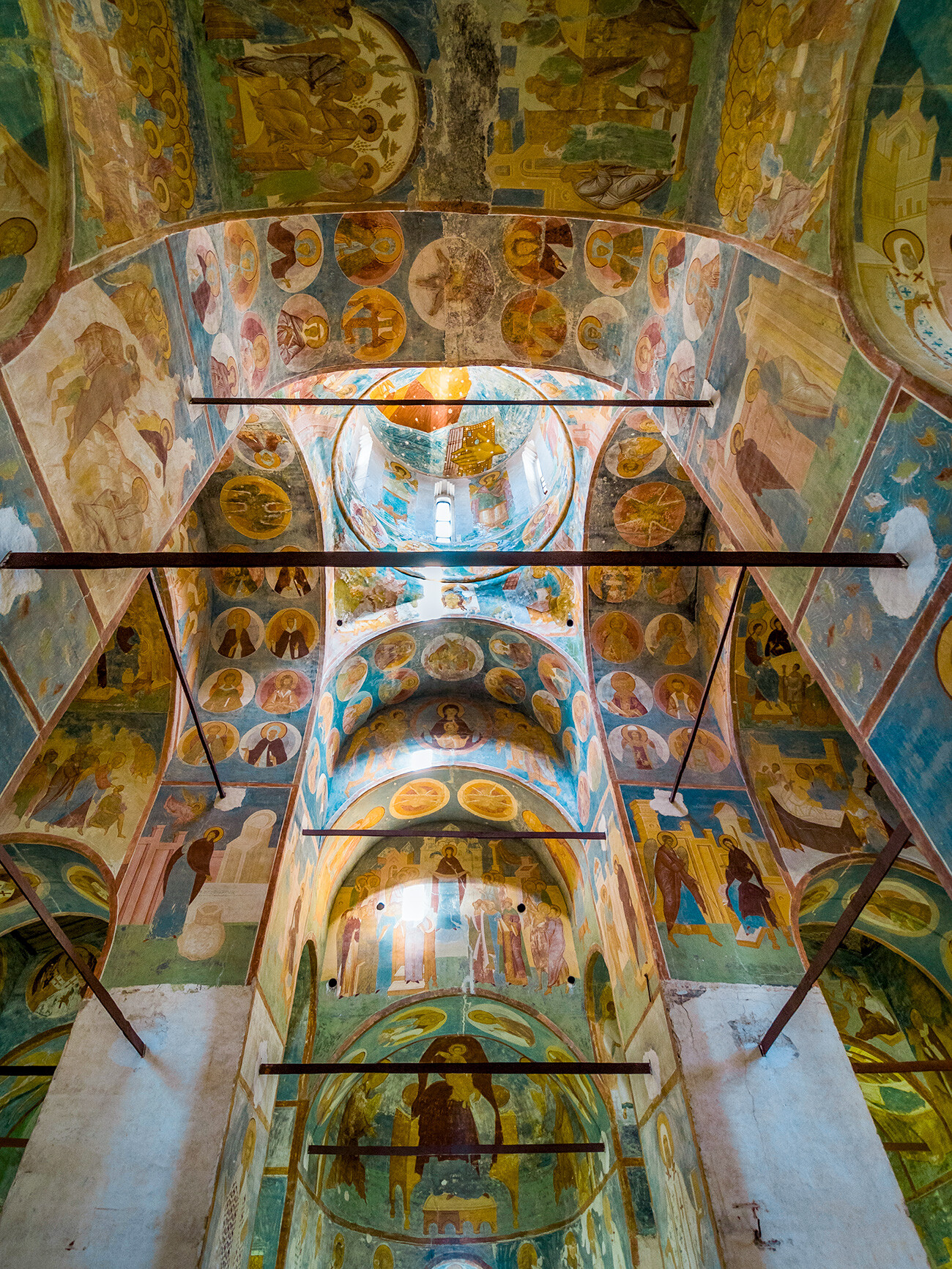 Mother of God is depicted on the altar vault of the central nave 