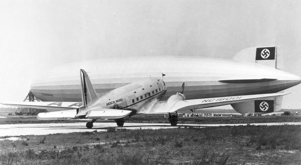 Un DC-3 estadounidense junto al tristemente famoso dirigible alemán Hindenburg.