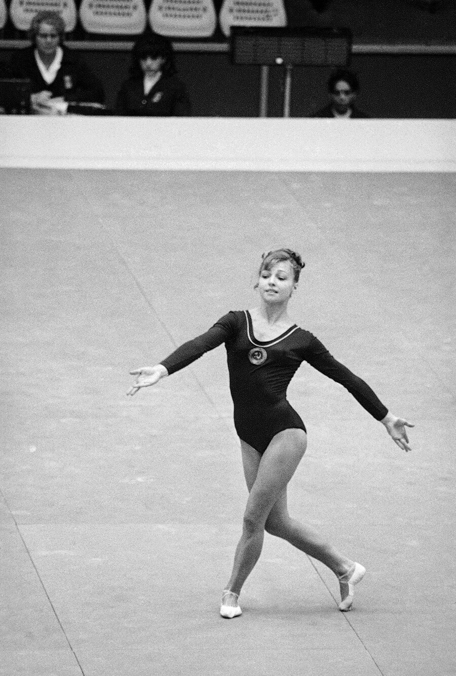 La rusa Natalia Kuchínskaia comienza su rutina obligatoria de ejercicios de suelo durante la competición inaugural de gimnasia, el 21 de octubre de 1968, en los Juegos Olímpicos de Ciudad de México 1968.