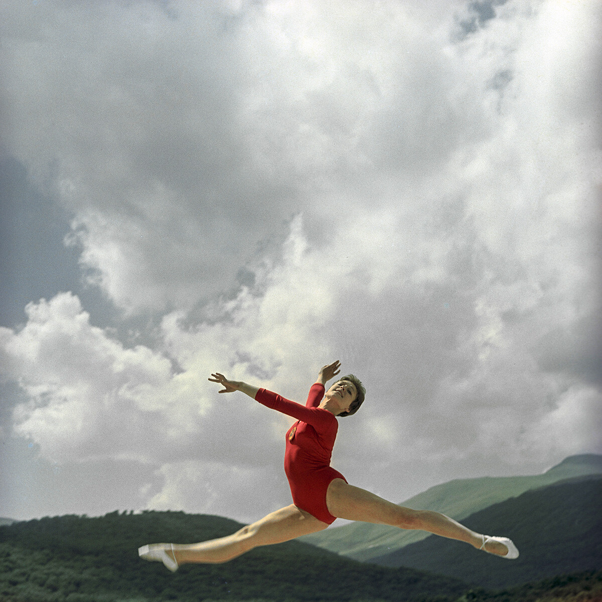 Campeona absoluta de la URSS de gimnasia artística de los años 1965-1967, Natalia Kuchínskaia. 