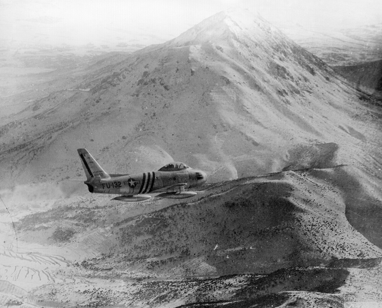 Sabre da Força Aérea dos EUA sobrevoando a Coreia em janeiro de 1951.