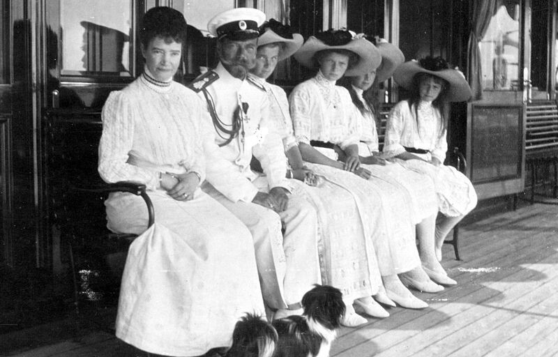 La emperatriz viuda María Fiódorovna, el emperador Nicolás II, Olga, Tatiana, María y Anastasia a bordo del yate imperial Estrella Polar.