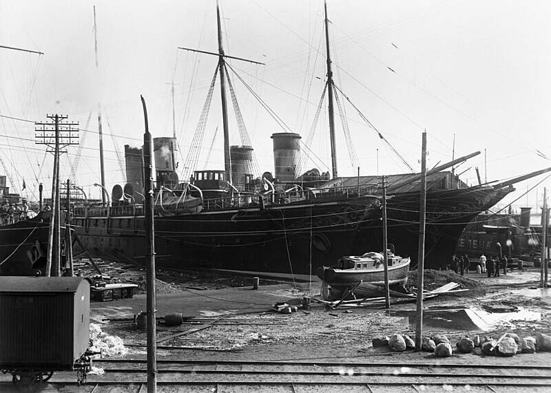 Antiguos yates imperiales Poliarnaya Zvezdá  y Standart capturados por revolucionarios comunistas en Helsinki, Finlandia. Abril de 1918