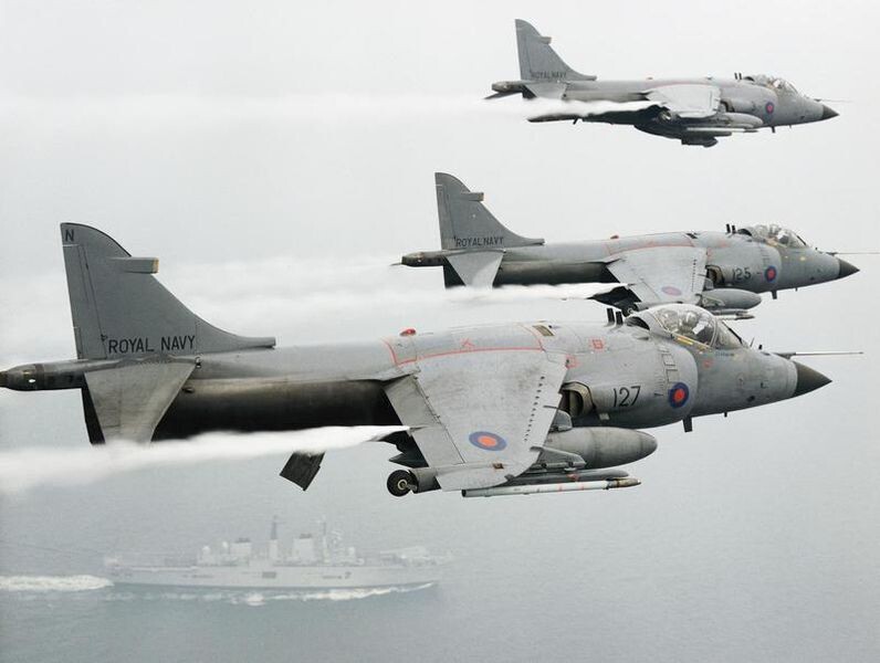 Sea Harriers del HMS Invincible en vuelo sobre el Adriático