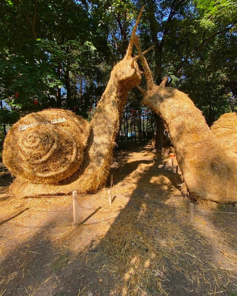 Criadas por IA, esculturas feitas de palha formam galeria em festival de Níjni Nôvgorod