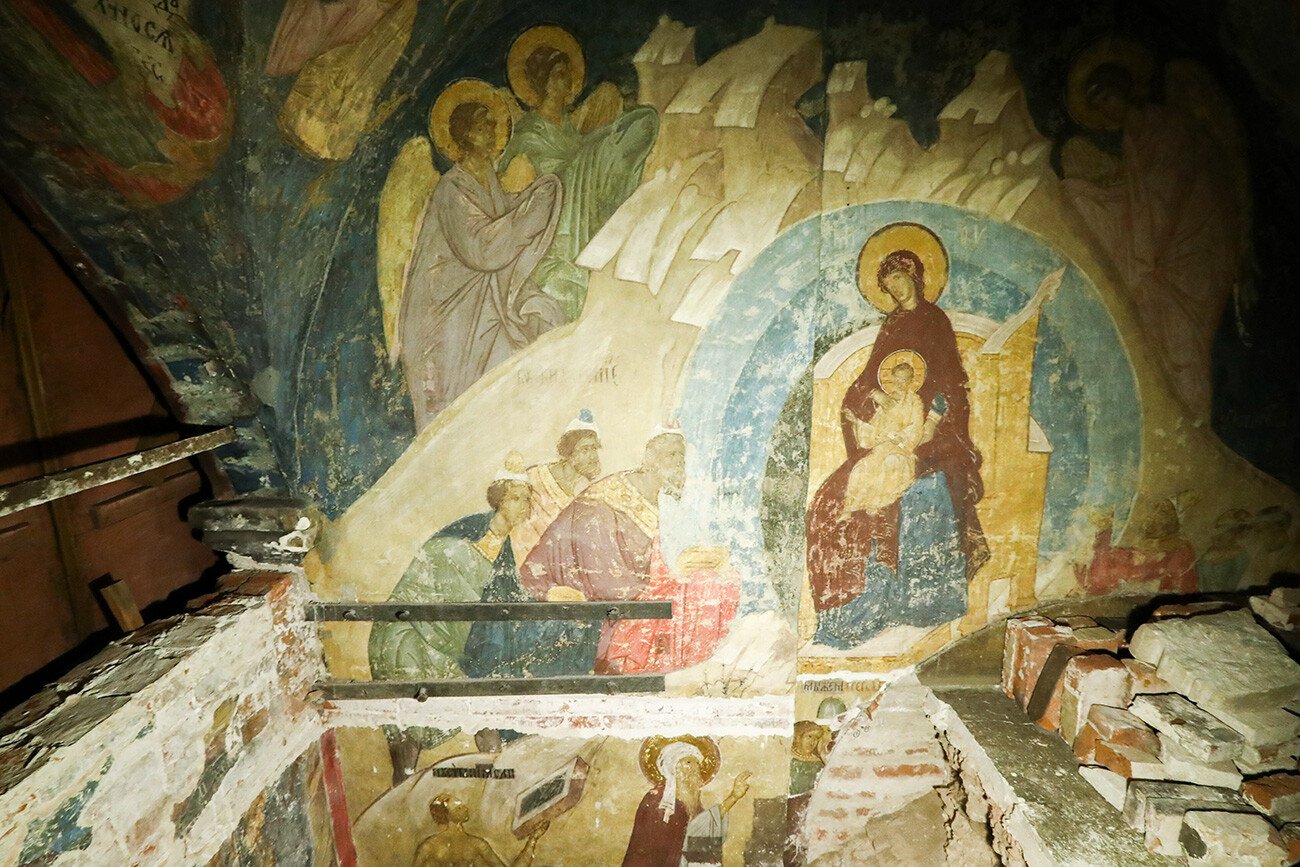 Lors de travaux de restauration en 2020, des fragments de peintures attribuées à Dionisius dans la cathédrale de l’Assomption du Kremlin de Moscou ont toutefois été découvertes.