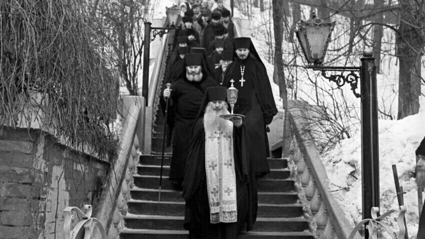 Procesión de la cruz en el Monasterio de las Cuevas de Pskov, 1988