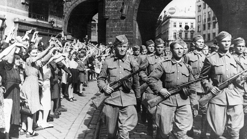 Los habitantes de Praga dan la bienvenida a los soldados del Cuerpo Checo que junto con el Ejército Soviético liberaron al país de la ocupación alemana.