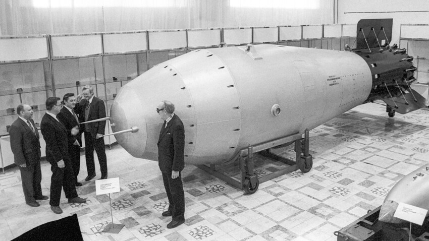 Invólucro da Tsar Bomba em exposição no Museu de Armas Nucleares do Instituto Russo de Pesquisa Científica de Física Técnica, em Snejinsk