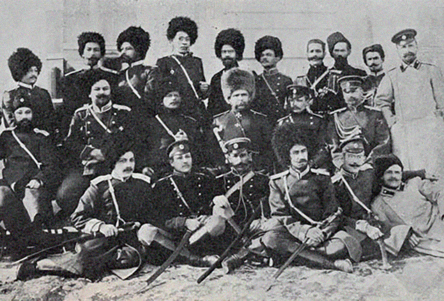 The headquarters group of the Transbaikal Division under the command of Major General P.K. Rennenkampf and the 2nd Argun Cossack Regiment. Ensign P. Wrangel, 4th from the left in the 1st row.