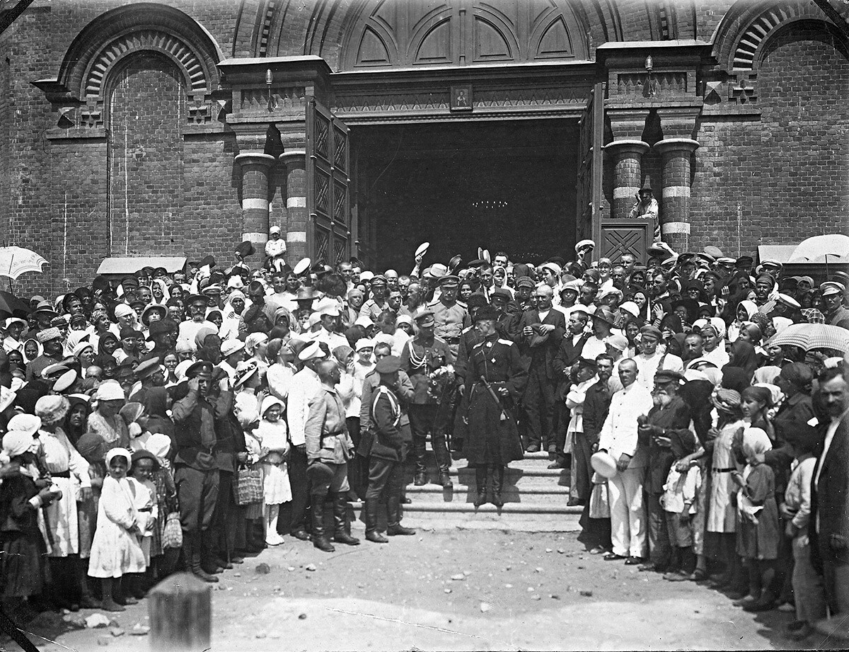 General P.N. Wrangel leaves the Alexander Nevsky Cathedral after the service. Tsaritsyn, October 15, 1919.